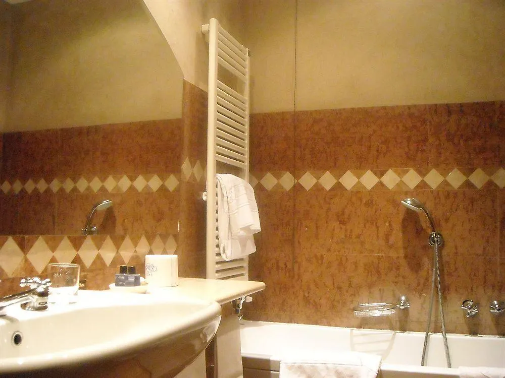 Albergo Le Due Corti Como Otel