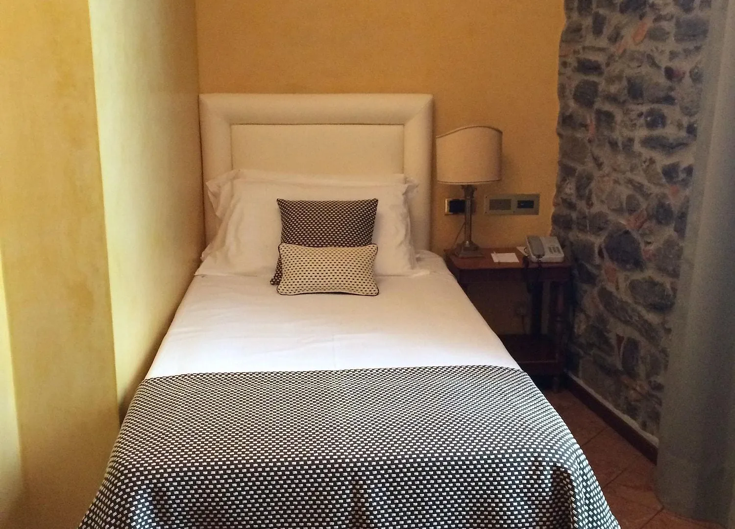 Albergo Le Due Corti Como Otel