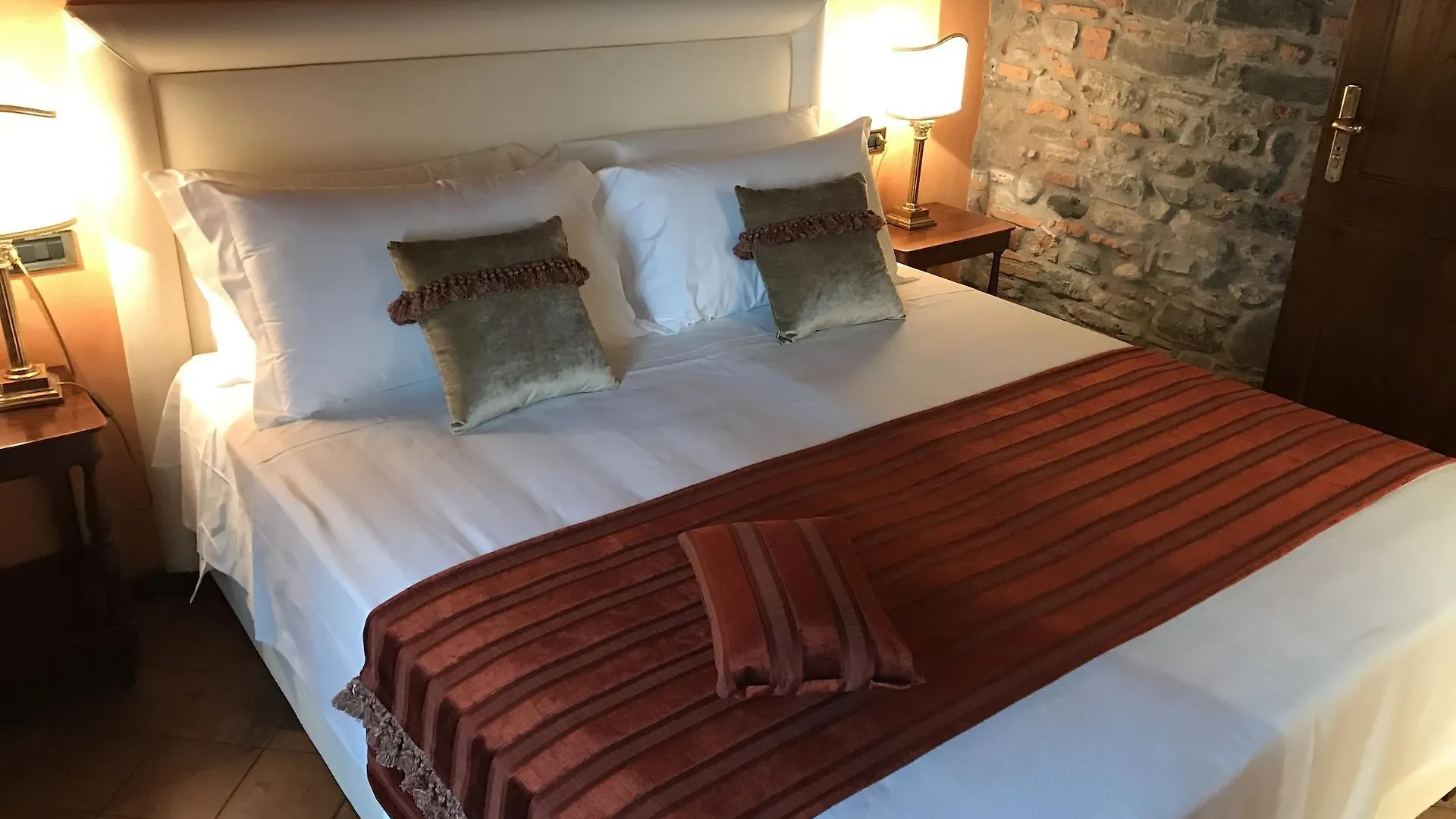 Albergo Le Due Corti Como Otel
