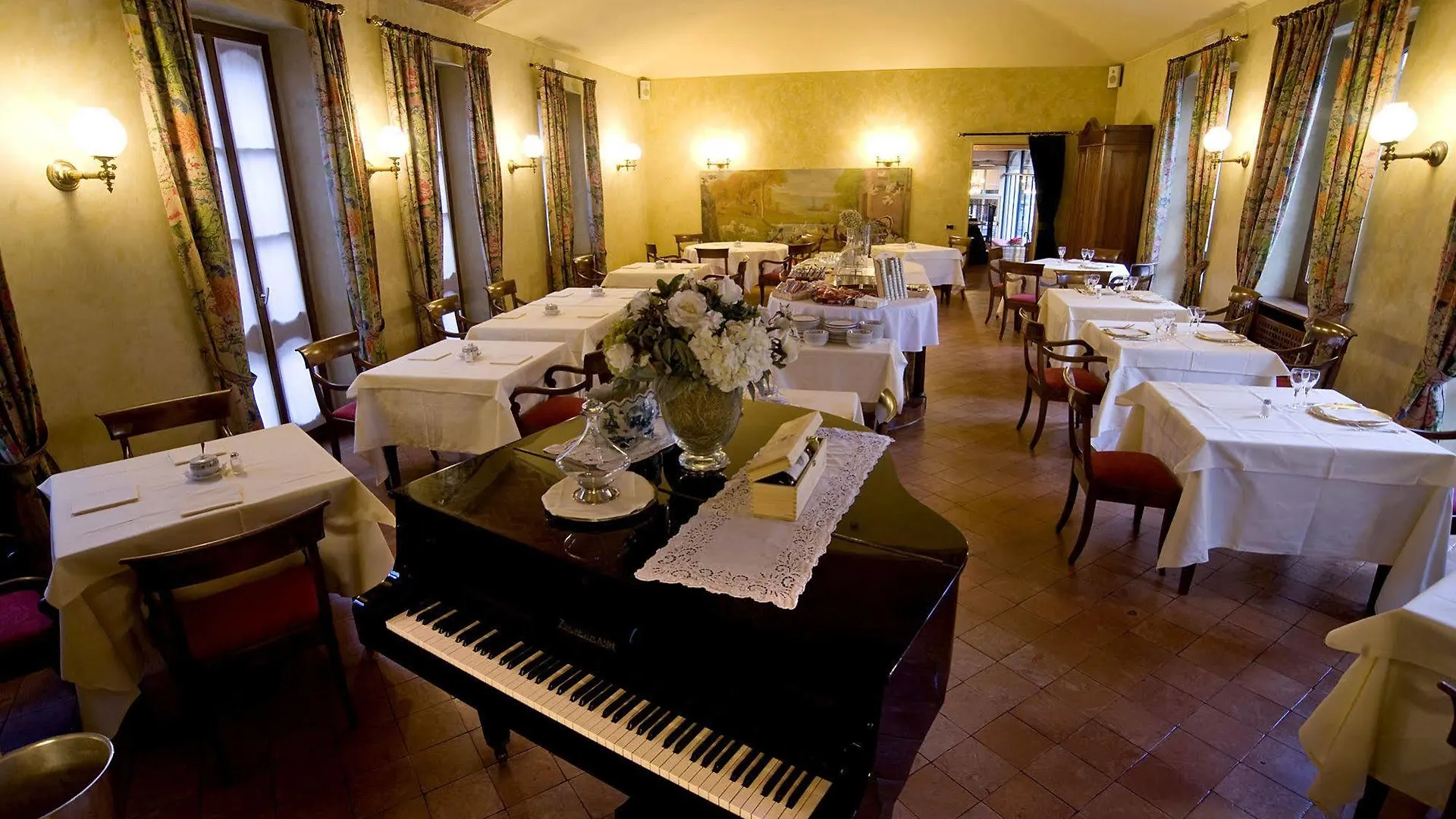 Albergo Le Due Corti Como 4*,  İtalya