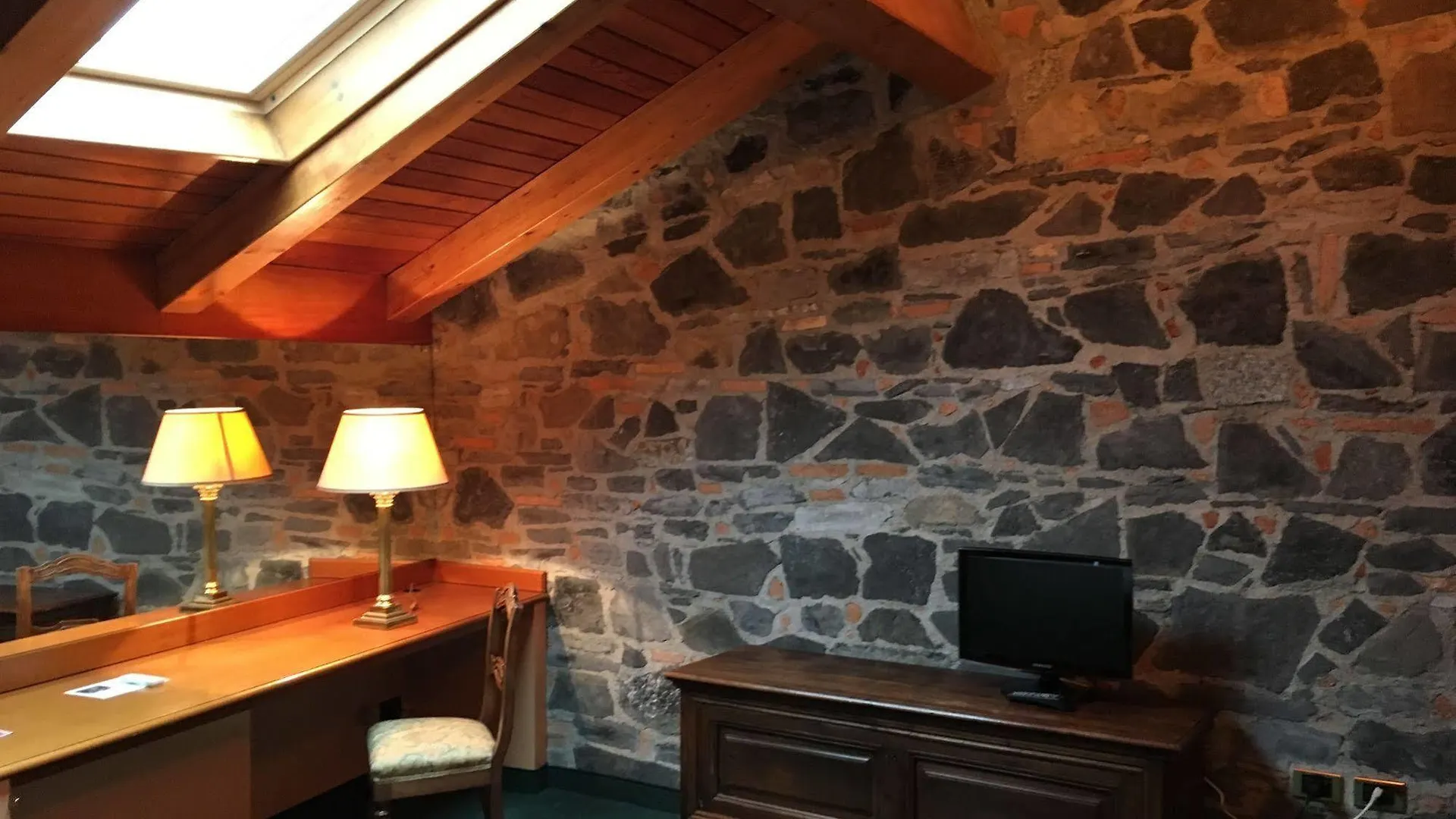 Albergo Le Due Corti Como Otel