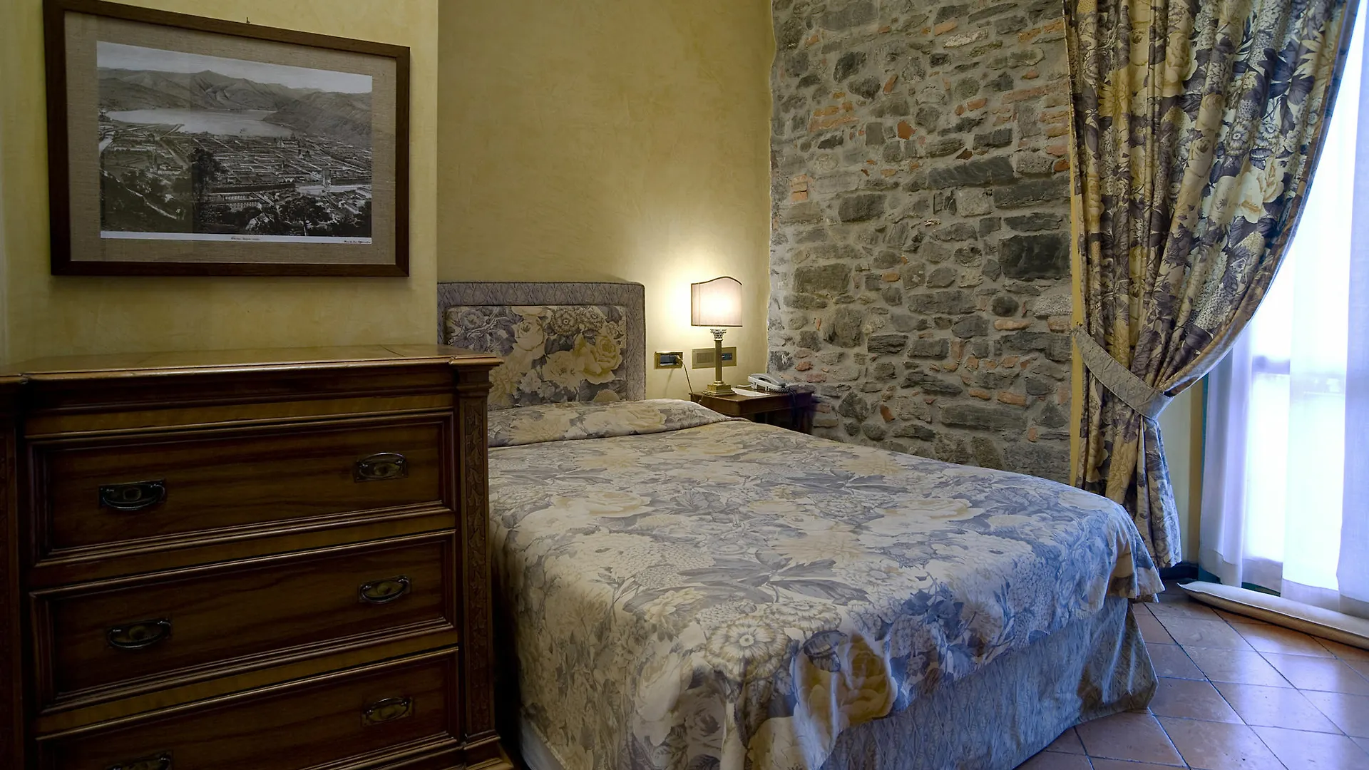 Albergo Le Due Corti Como Otel