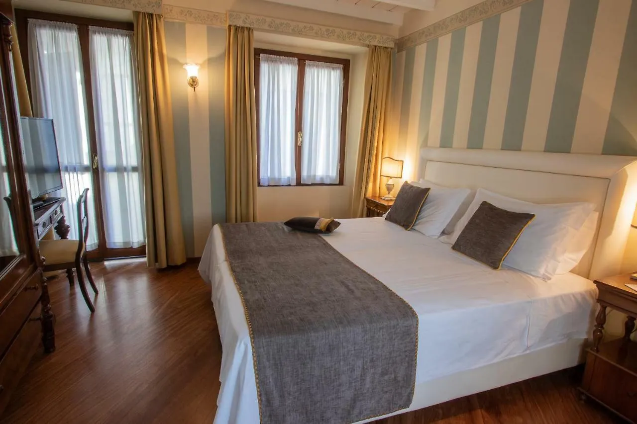 Albergo Le Due Corti Como 4*,