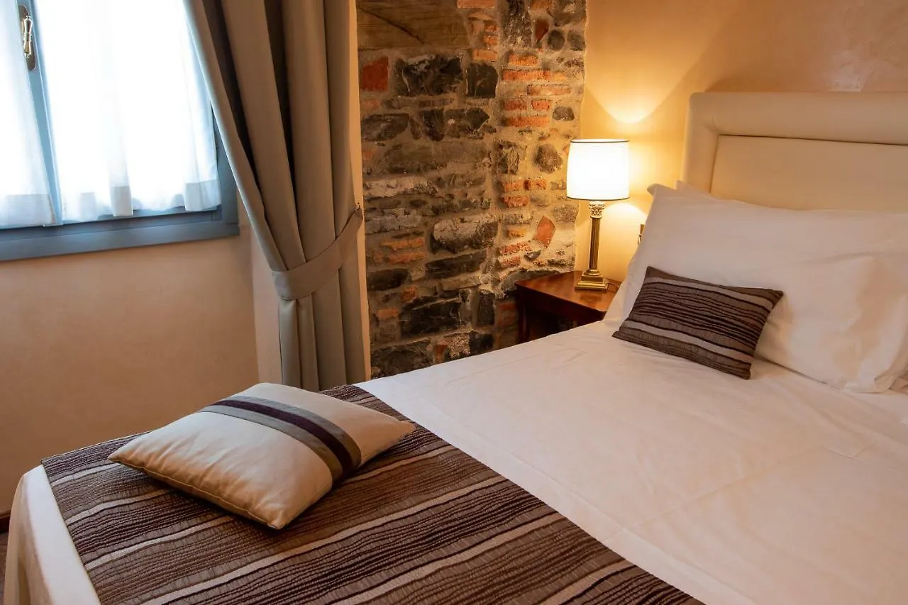Albergo Le Due Corti Como Otel