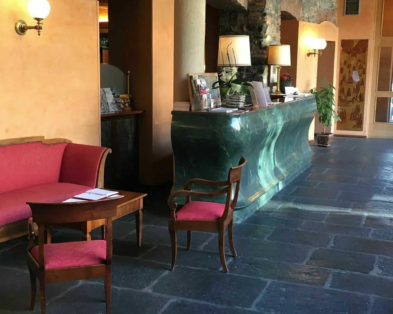 Albergo Le Due Corti Como 4*,