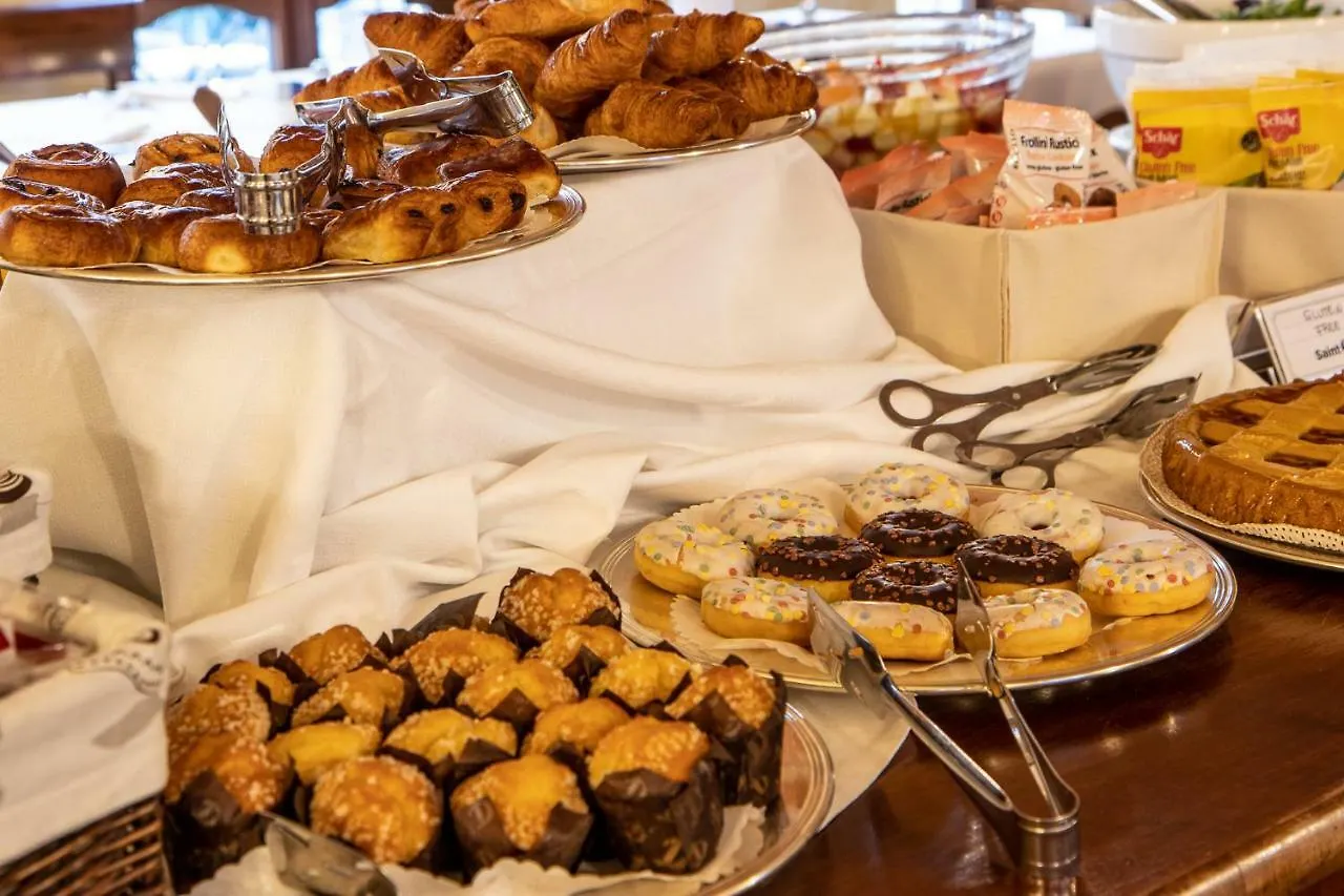 Albergo Le Due Corti Como 4*,  Italien